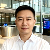 腾讯深圳总部HR部门负责人正面职业照，身穿白色衬衫，背景为现代化办公环境。